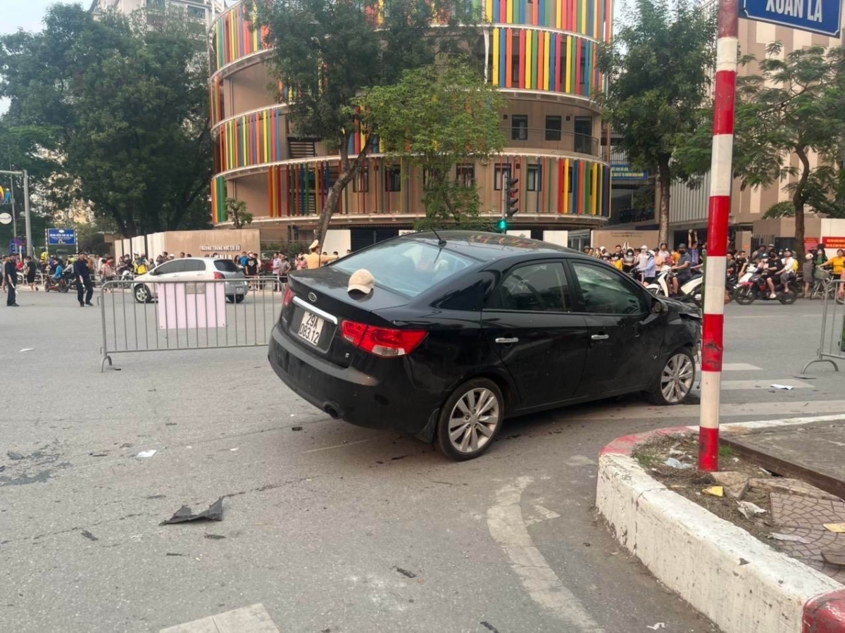 Dozens injured as 4-seater car hits motorbikes at red light